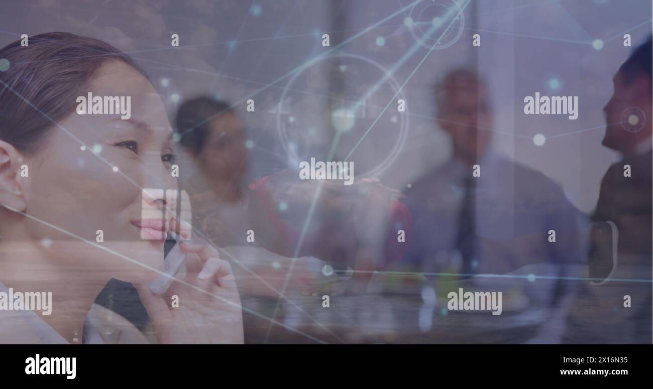 Image d'une femme asiatique parlant sur un téléphone portable, homme afro-américain faisant push-up avec des points connectés Banque D'Images
