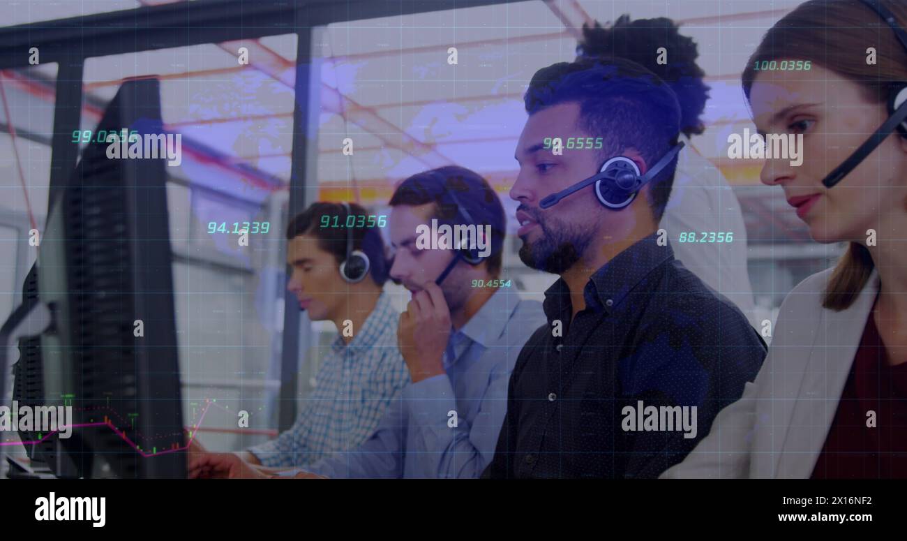 Image du traitement des données financières sur divers responsables du service clientèle travaillant au bureau Banque D'Images