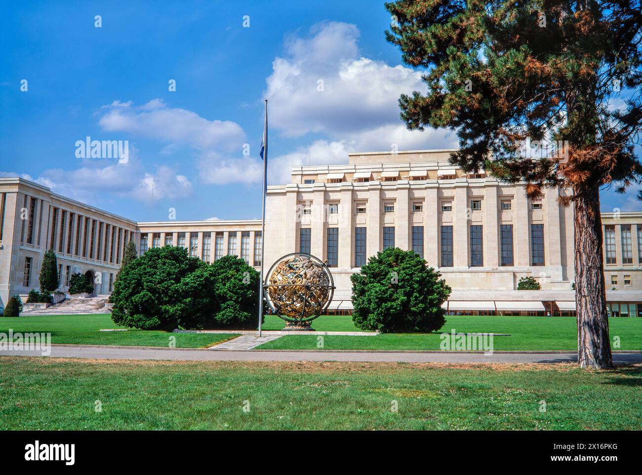 Palais des Nations, Palais des Nations avec le globe Wilson, construit en 1929-1938, depuis 1966 siège européen des Nations Unies, Genève, Switz Banque D'Images