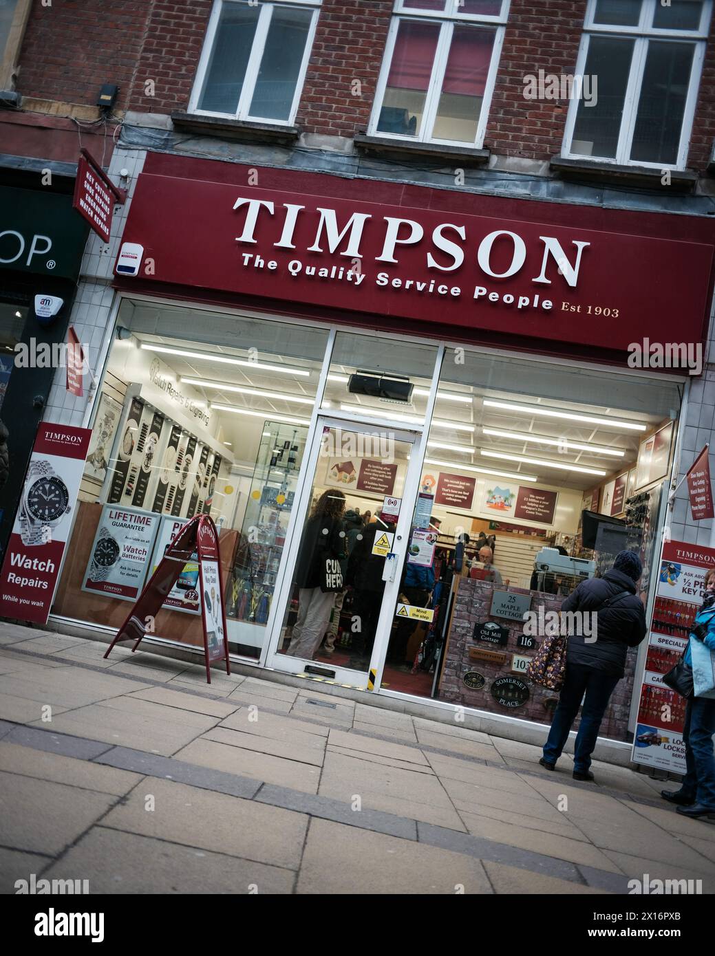 Avant du magasin Timpsons au Royaume-Uni Banque D'Images