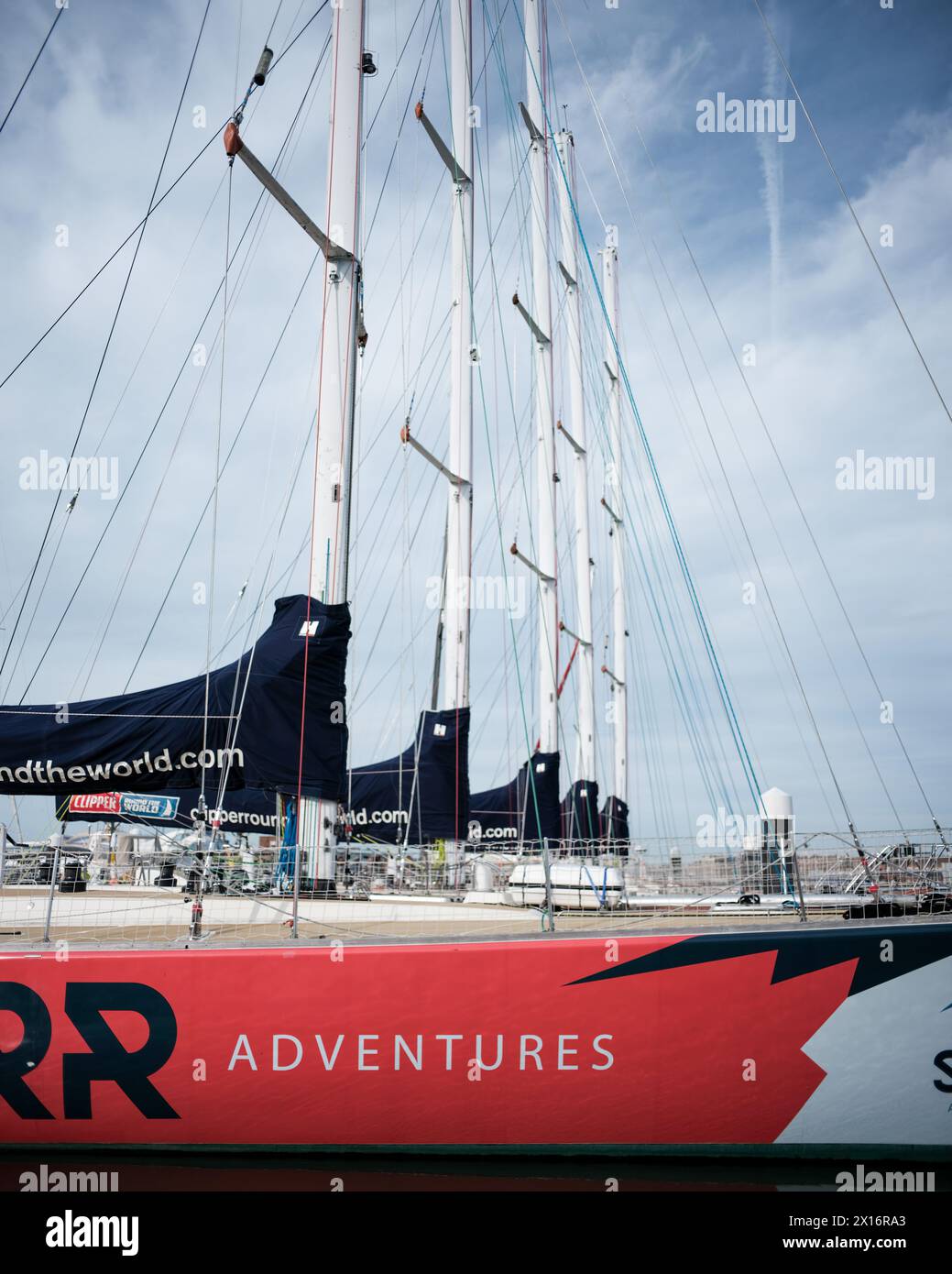 Bateaux d'entraînement pour la Clipper Round the World Yacht Race amarrés à Gosport, Portsmouth, Royaume-Uni Banque D'Images