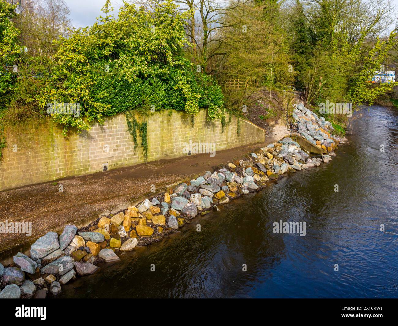 Défenses contre les inondations en roche installées sur les rives de la rivière Derwent dans le Matlock Derbyshire Peak District Angleterre pour protéger la ville des inondations Banque D'Images