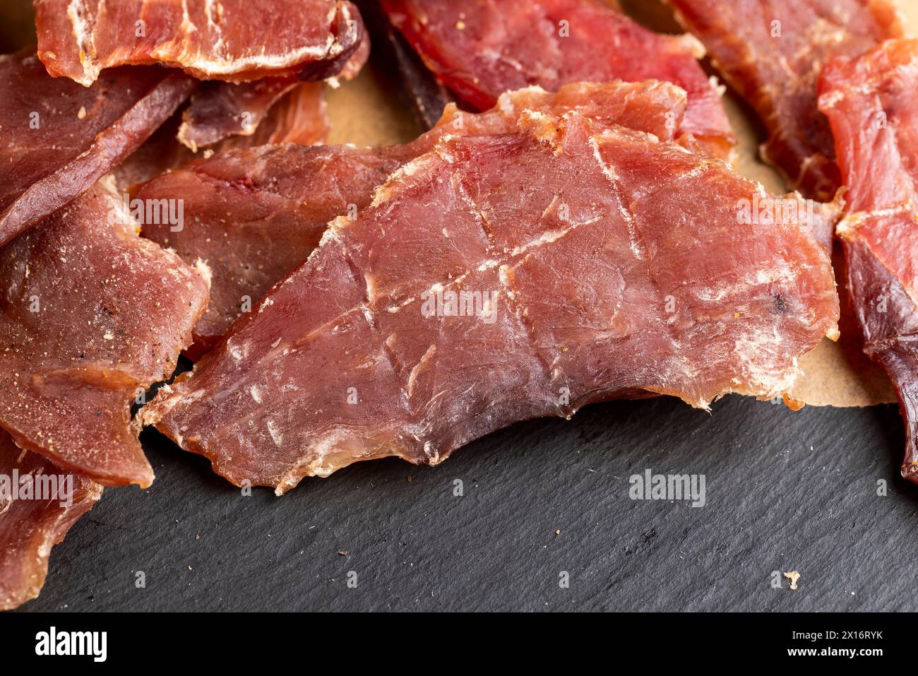 viande de porc séchée sur la table en gros plan, séchée avec du sel et des épices porc Banque D'Images