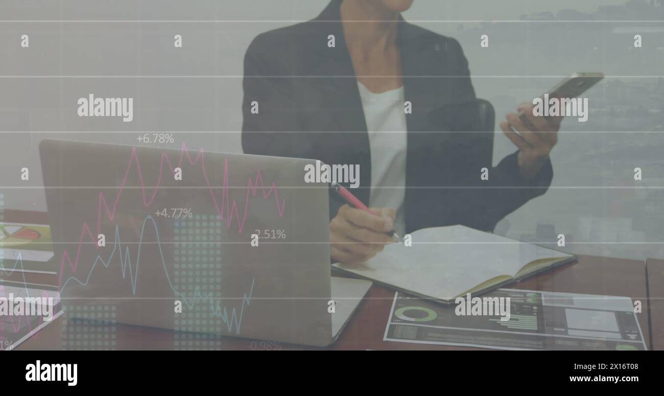 Image du traitement de données sur femme d'affaires caucasienne en fonction Banque D'Images