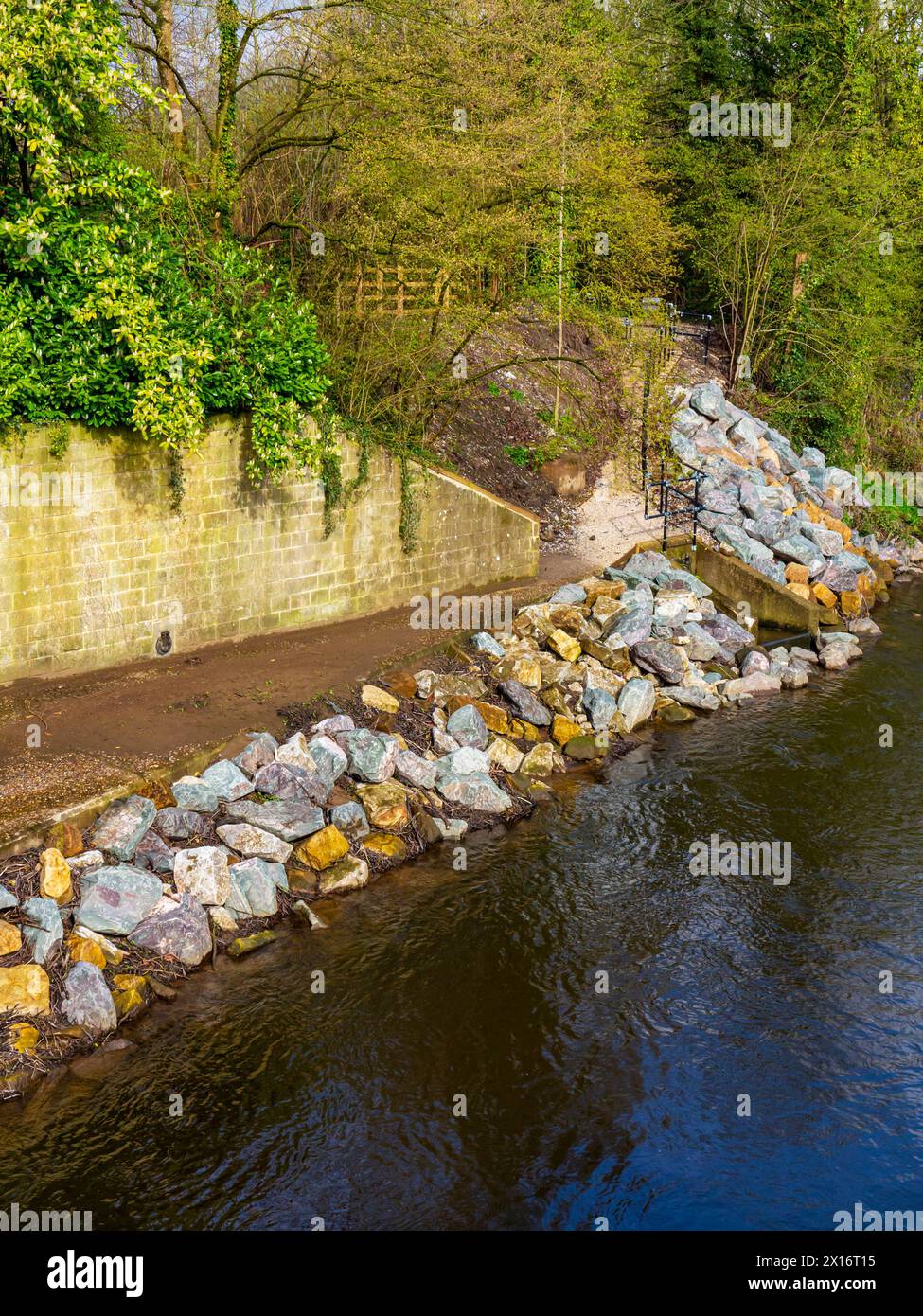 Défenses contre les inondations en roche installées sur les rives de la rivière Derwent dans le Matlock Derbyshire Peak District Angleterre pour protéger la ville des inondations Banque D'Images