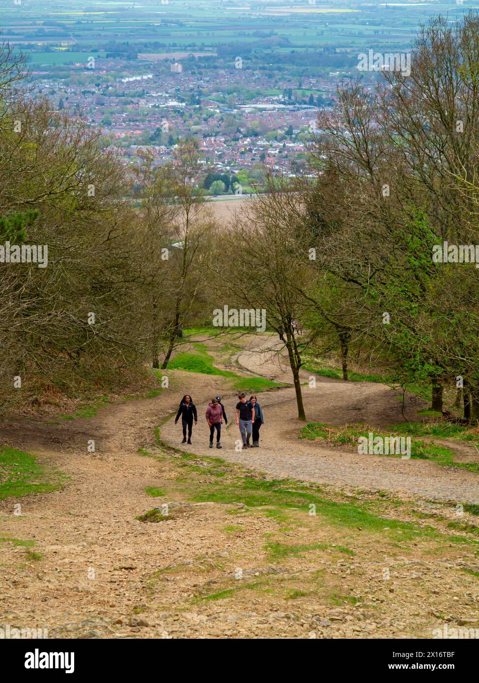Marcheurs au début du printemps près du sommet du Wrekin, une colline dans la région de Shropshire Hills d'une beauté naturelle exceptionnelle, Shropshire, Angleterre Royaume-Uni. Banque D'Images