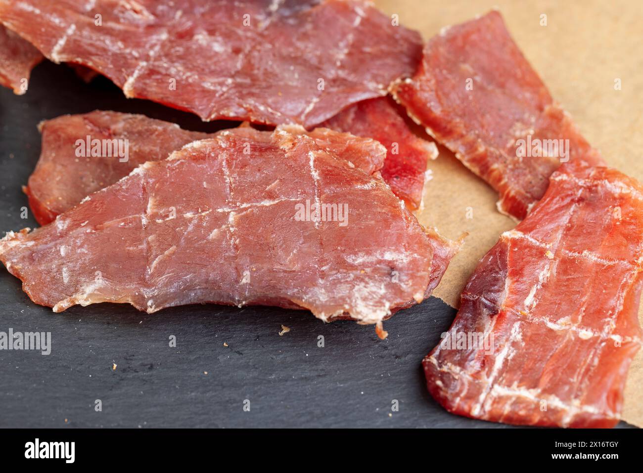viande de porc séchée avec des épices et du sel sur la table, viande de porc séchée avec du sel et des épices pour la saveur pour le stockage à long terme Banque D'Images