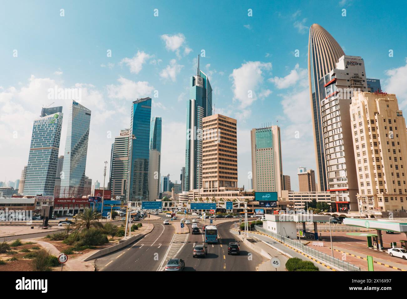 Gratte-ciel dans le quartier des affaires de Koweït City, notamment la tour Al Hamra (la plus haute) et la tour NBK (de forme ovale) Banque D'Images