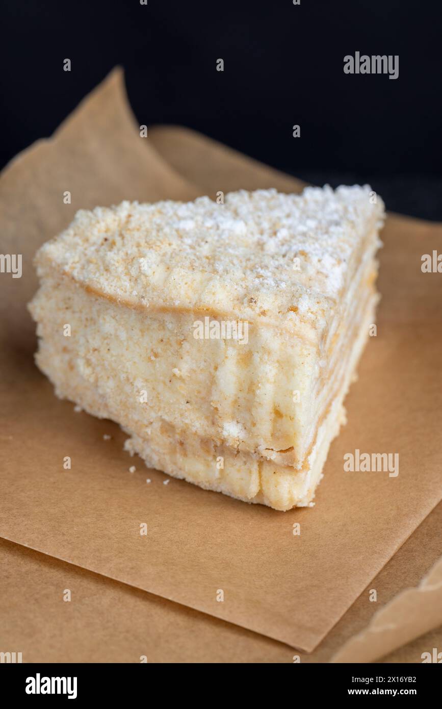 gâteau multicouche fait de crème au beurre et de gâteaux de blé fins, délicieux gros plan de gâteau au lait Banque D'Images