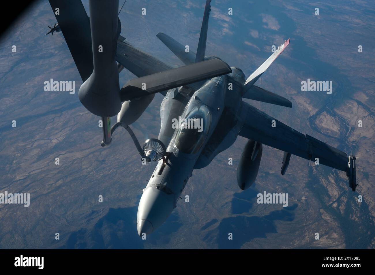Yuma, États-Unis. 09 avril 2024. Un avion de chasse F/A-18C Hornet du corps des Marines affecté au damier du Marine Fighter Attack Squadron 312 est ravitaillé depuis un KC-135 Stratotanker de l'US Air Force, au-dessus du désert, le 9 avril 2024 en Arizona, aux États-Unis. Crédit : SRA Haiden Morris/US Air Force/Alamy Live News Banque D'Images