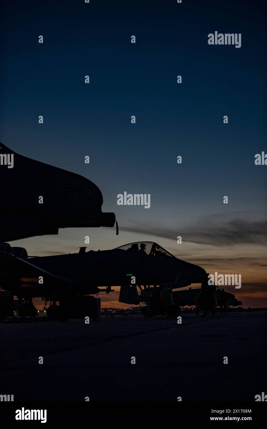 Boise, États-Unis. 10 avril 2024. Un avion de soutien aérien rapproché A-10 Thunderbolt II de l'US Air Force avec le Skull Bangers de la 124th Fighter Wing se prépare pour des opérations de vol de nuit à Gowan Field, le 10 avril 2024 à Boise, Idaho. Crédit : MSGT. Becky Vanshur/US Air Force/Alamy Live News Banque D'Images
