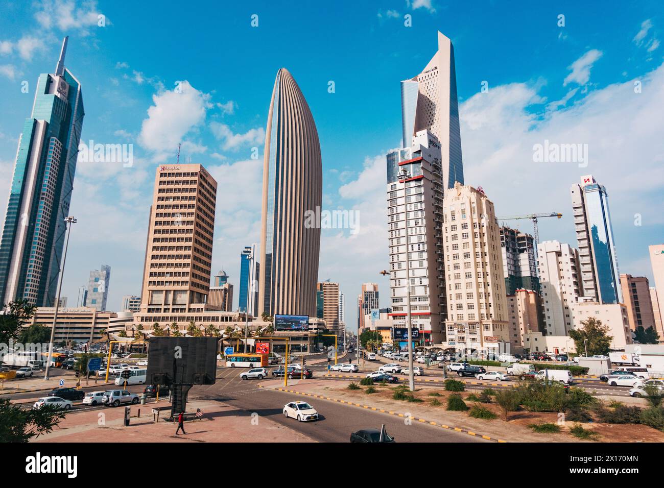 Gratte-ciel dans le quartier des affaires de Koweït City, notamment la tour Al Hamra (la plus haute) et la tour NBK (de forme ovale) Banque D'Images