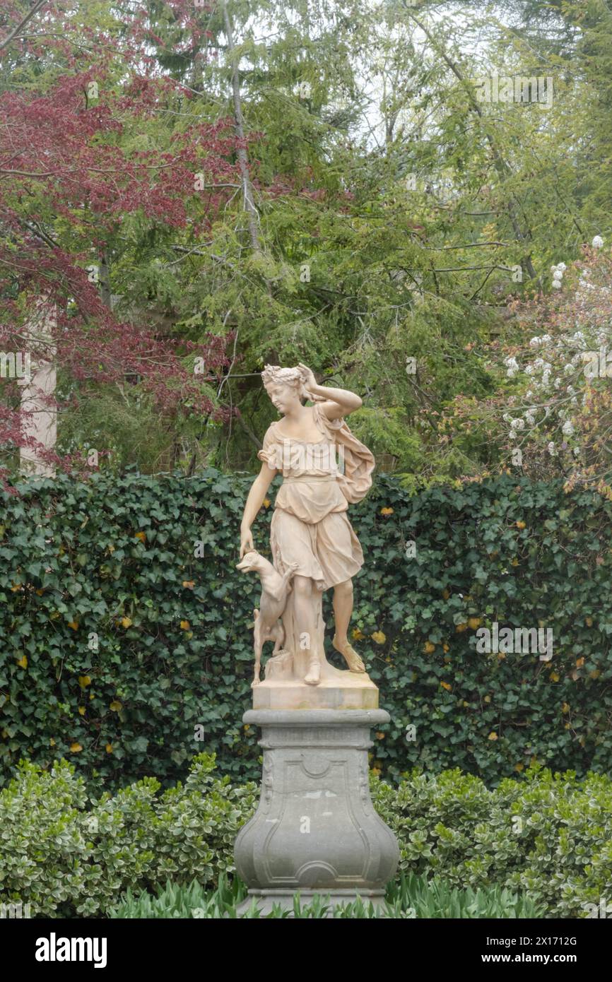 Statue de dans la déesse grecque Diana dans le parterre français au manoir Hillwood Banque D'Images