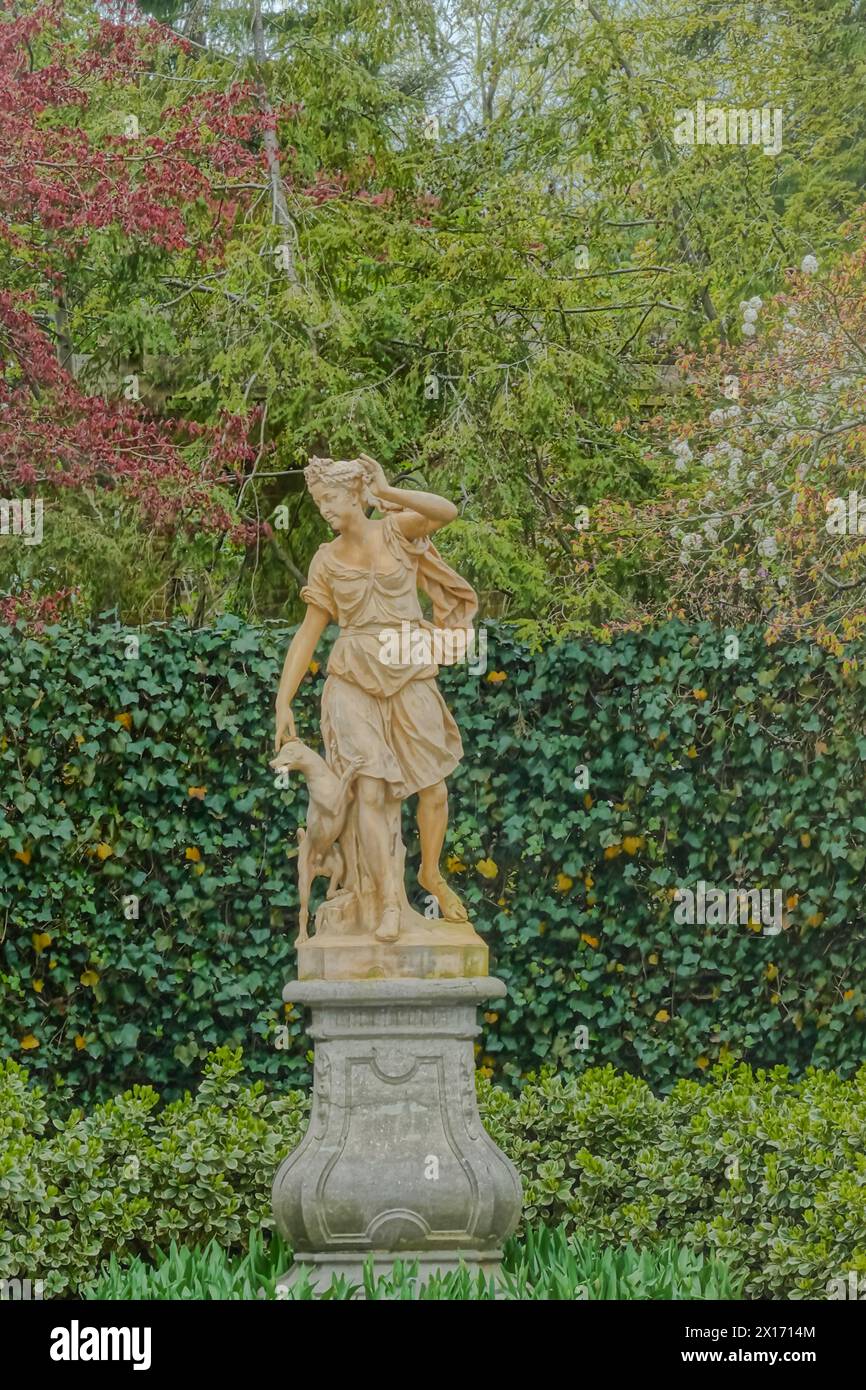 Statue de dans la déesse grecque Diana dans le parterre français au manoir Hillwood Banque D'Images