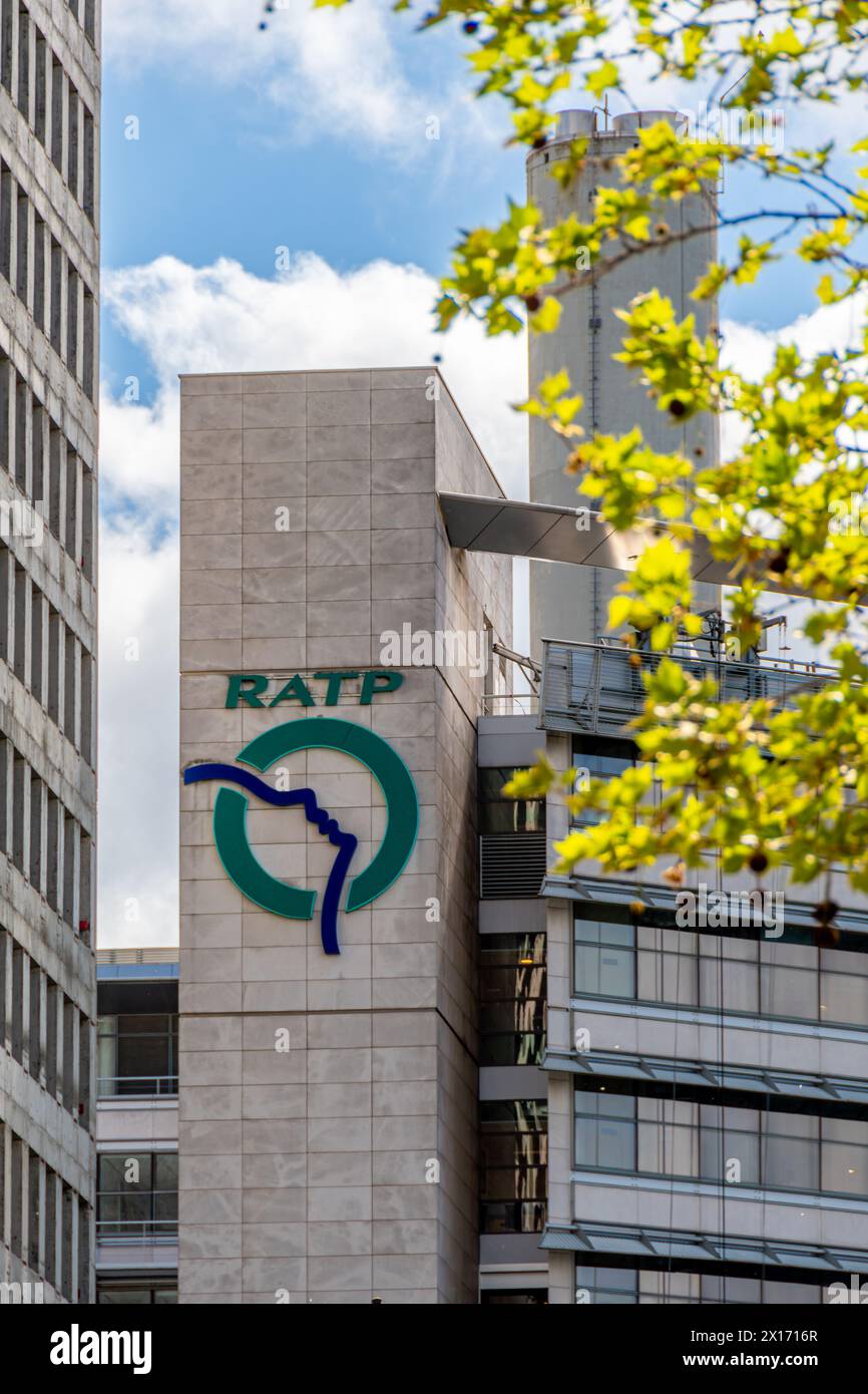 Enseigne et logo au siège de la RATP (Régie autonome des Transports Parisiens), société publique exploitant la plupart des lignes de transport à Paris, France Banque D'Images