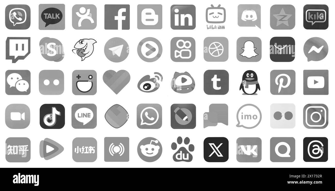 KIEV, UKRAINE - 1er AVRIL 2024 de nombreuses icônes des médias sociaux populaires, messagers, plateformes de partage de vidéos et autres services de smartphones imprimés sur papier blanc en couleur grise Banque D'Images