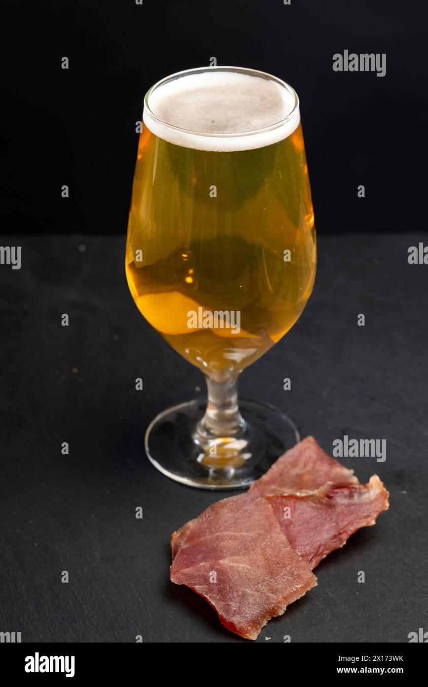 bière dorée légère dans un verre, un verre en verre avec une boisson alcoolisée en gros plan Banque D'Images