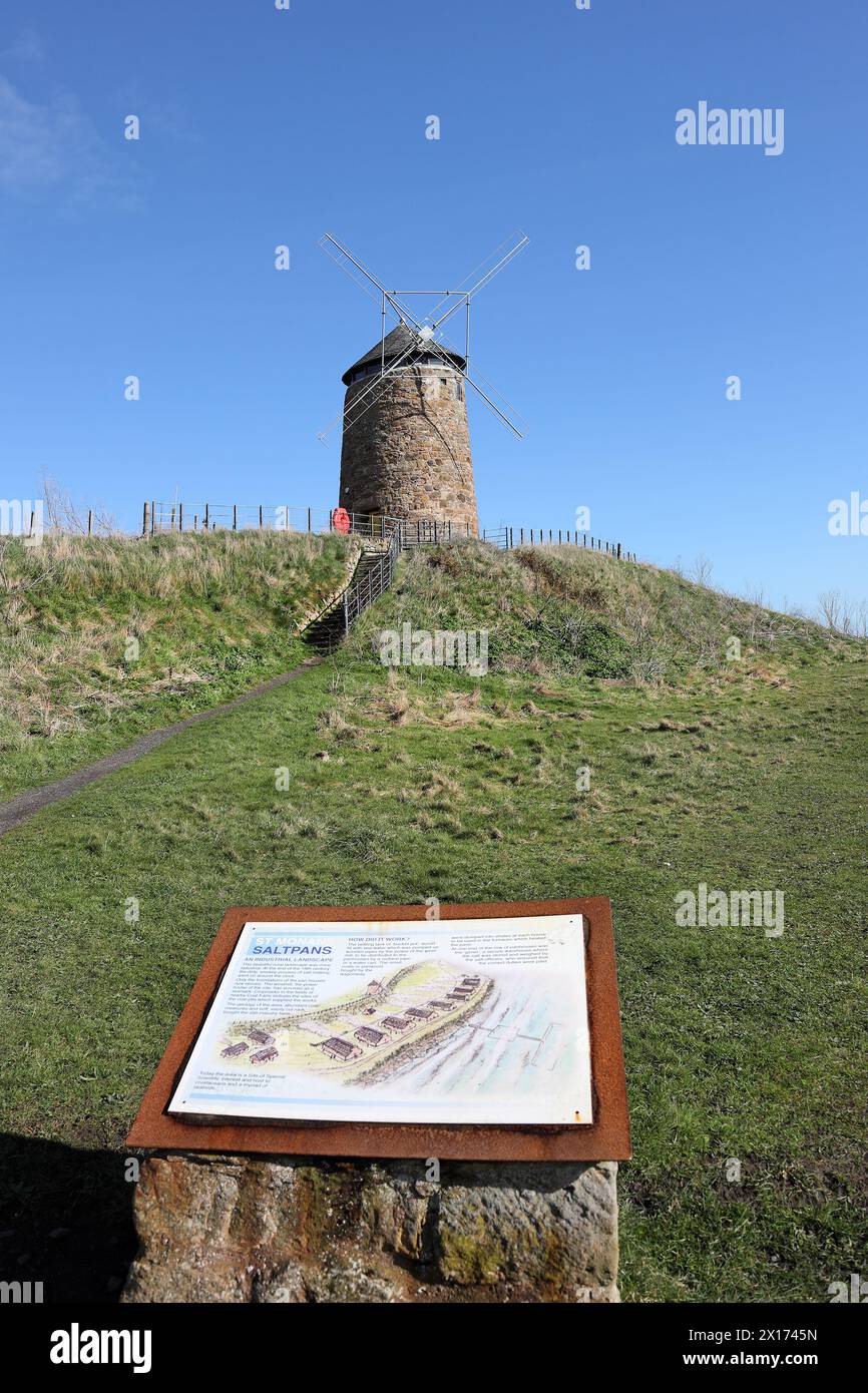 Moulin à vent de St Monans qui a été utilisé pour élever l'eau de mer dans des casseroles d'évaporation pour faire du sel au 18ème siècle, St Monans, côte est de l'Écosse, Royaume-Uni Banque D'Images