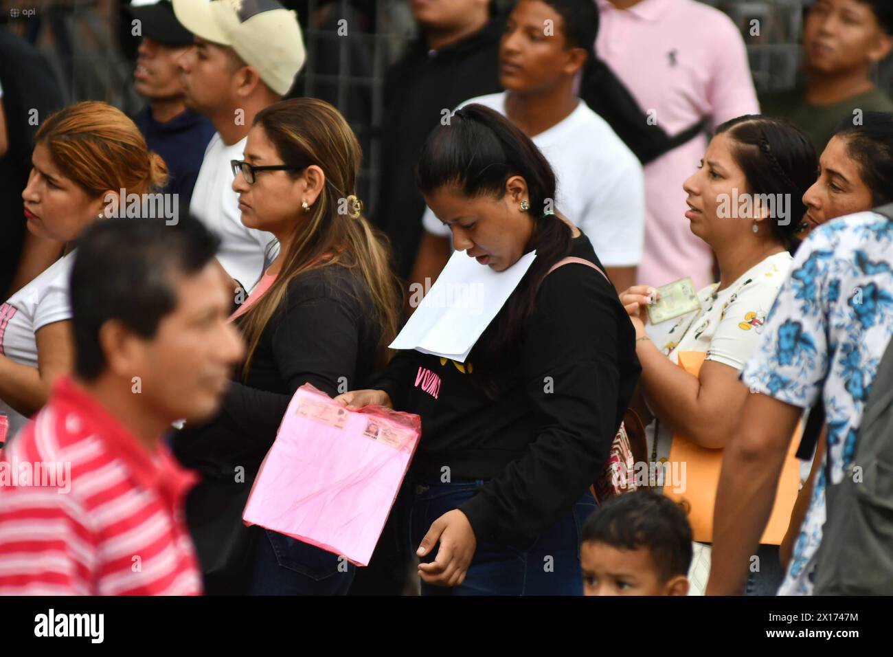 MANTA-OFERTA-LABORAL-EMPRESA Manta, 15 de abril de 2024. Cientos de personas en busca de empleo, respondieron a la convocatoria laboral de empresa privada de la ciudad de Manta. API / Ariel OCHOA Manta ManaboÂ Ecuador soi-MANTA-OFERTA-LABORAL-EMPRESA-539b8243cda0902e3a9b4429ae88da55 *** MANTA OFFRE D'EMPLOI ENTREPRISE Manta, 15 avril 2024 des centaines de personnes à la recherche d'un emploi, réponse à l'appel à l'emploi d'une entreprise privée dans la ville de Manta API Ariel OCHOA Manta ManaboÂ Ecuador soi MANTA OFFRE D'EMPLOI ENTREPRISE 539b8243cda0902e3a9b4429ae88da55 Copyright : xArielxOchoax Banque D'Images