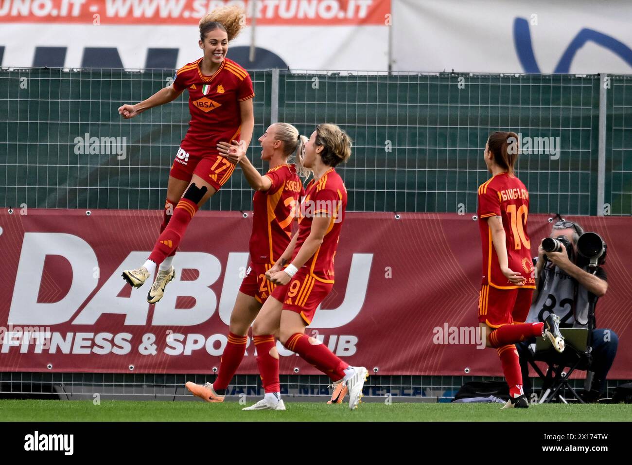 Rome, Italie. 15 avril 2024. Alayah Spohia Pilgrim de l'AS Roma (l) célèbre avec ses coéquipiers après avoir marqué le but de 1-0 lors de la série féminine Un match de football 2023/2024 entre L'AS Roma et la Juventus FC au stade Tre Fontane, Rome (Italie), le 15 avril 2024. Crédit : Insidefoto di andrea staccioli/Alamy Live News Banque D'Images