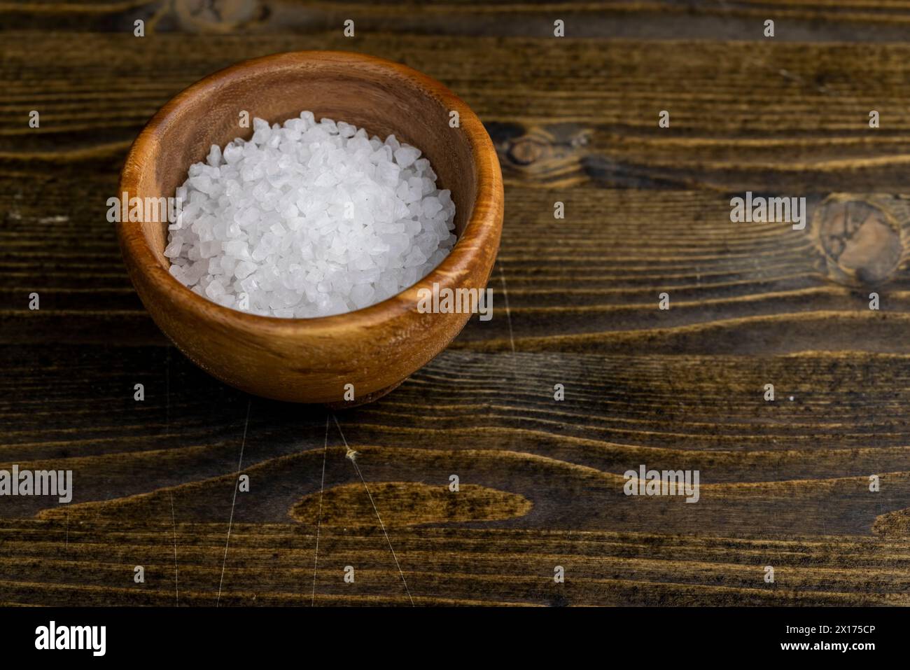 gros sel de mer pour la cuisson, grands cristaux de sel de mer pour ajouter à la nourriture Banque D'Images