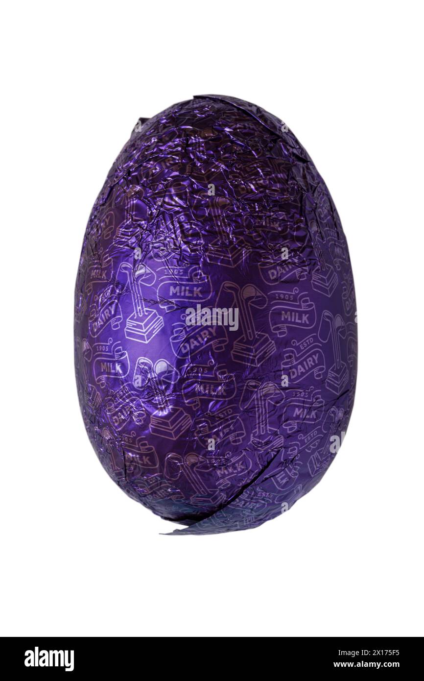 Lait laitier œuf de Pâques isolé sur fond blanc - œuf crème Cadbury œuf de Pâques, œuf creux au chocolat au lait Banque D'Images