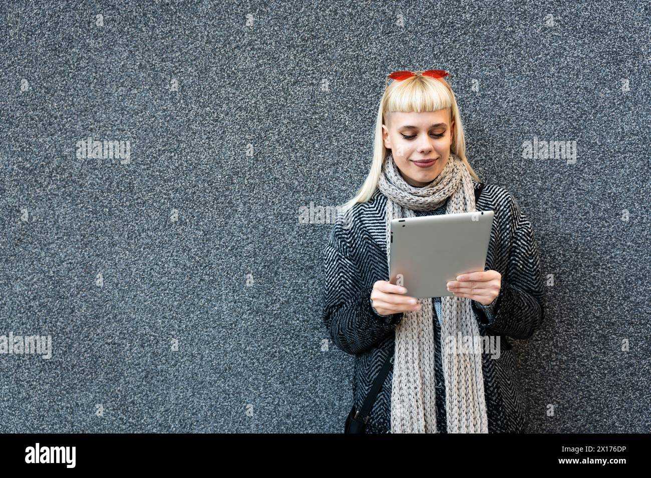 Portrait de jeune femme indépendante à la mode confiante avec une attitude cool travaillant sur tablette numérique à l'extérieur de l'immeuble de bureaux. Hipster élégant femme p Banque D'Images