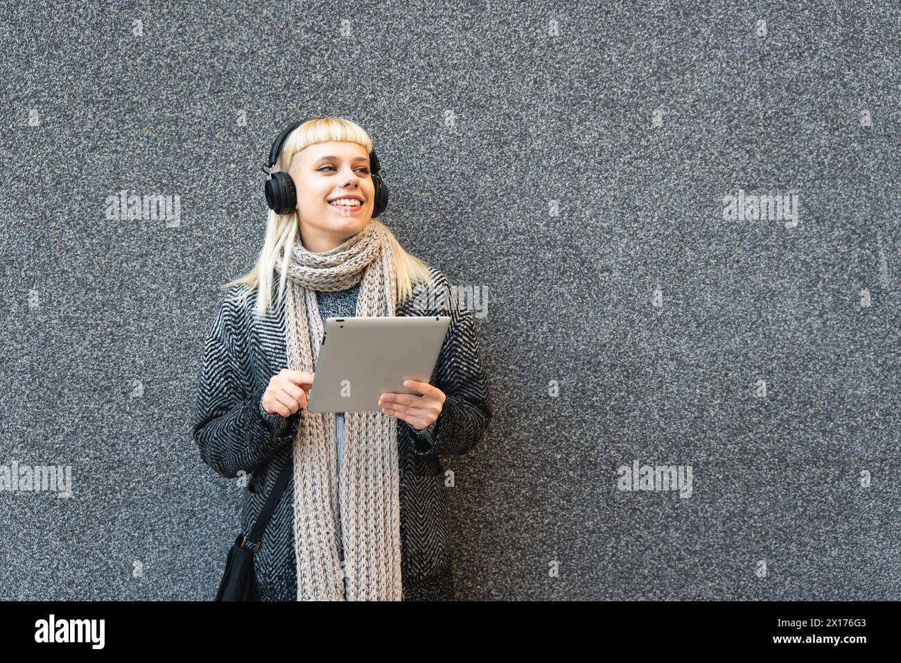 Portrait de jeune femme indépendante à la mode confiante avec une attitude cool travaillant sur tablette numérique à l'extérieur de l'immeuble de bureaux. Hipster élégant femme p Banque D'Images