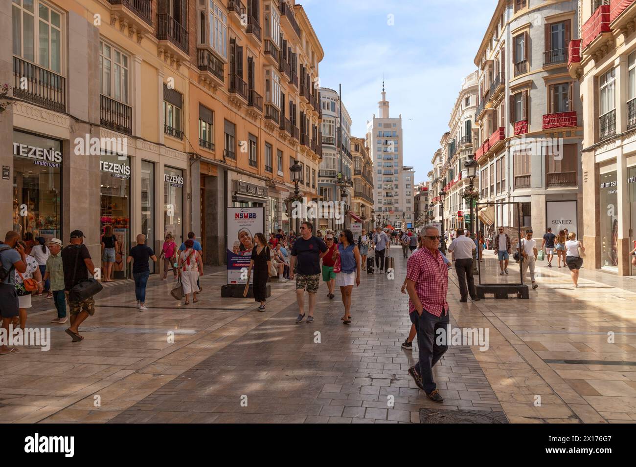 Rue commerçante dans le vieux centre historique de la ville de Málaga. Banque D'Images