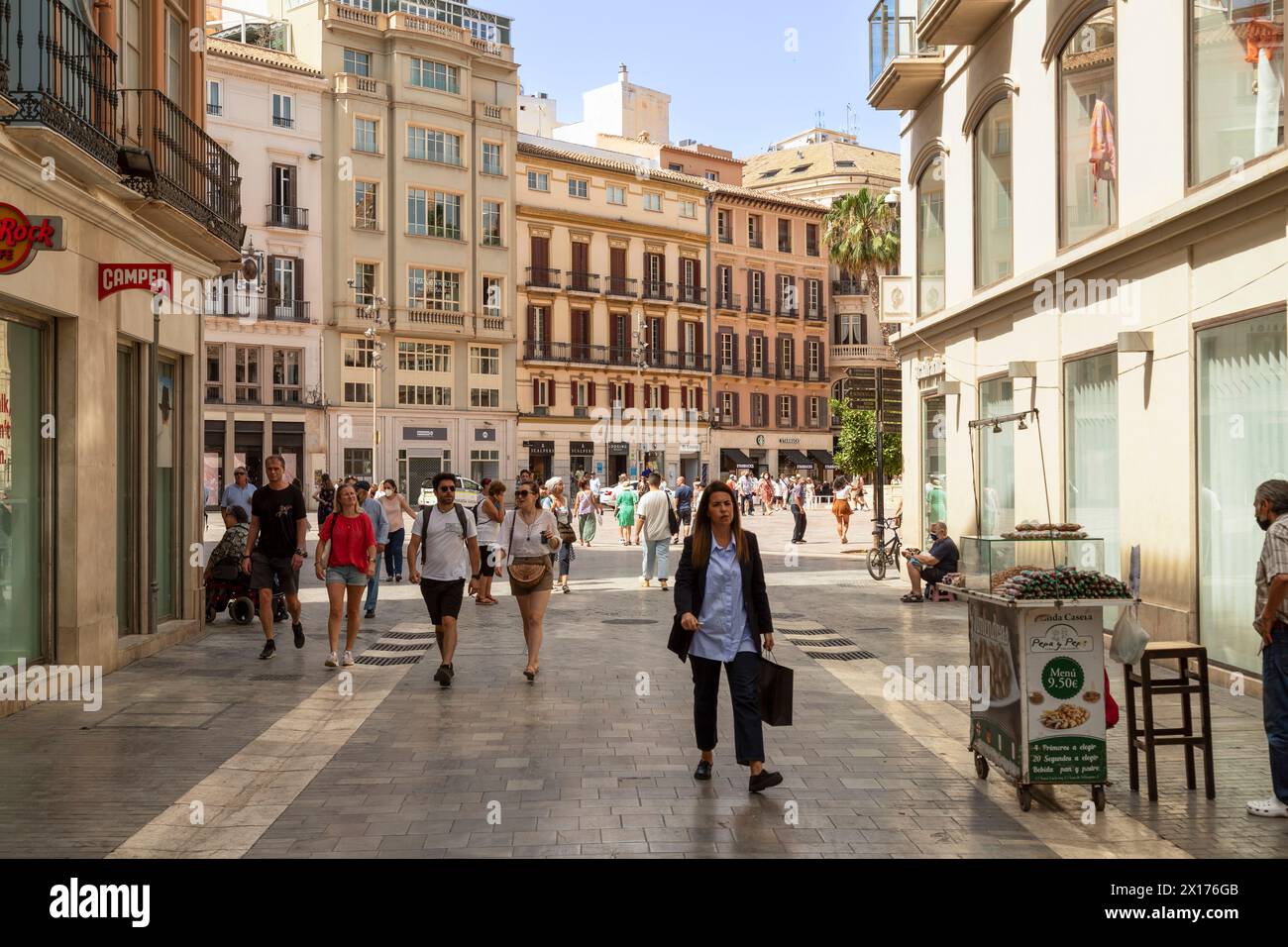 Rue commerçante dans le vieux centre historique de la ville de Málaga. Banque D'Images