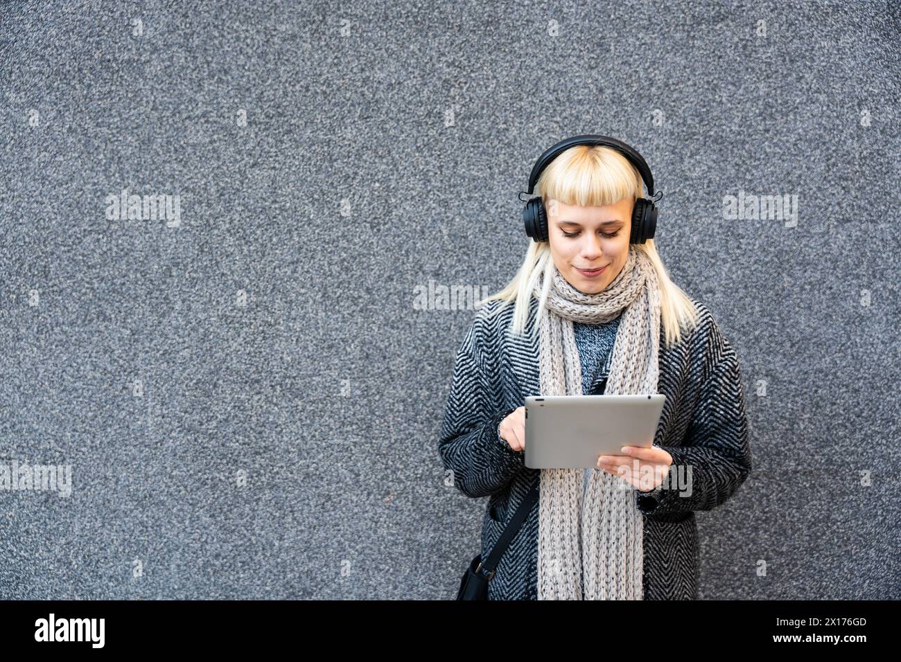 Portrait de jeune femme indépendante à la mode confiante avec une attitude cool travaillant sur tablette numérique à l'extérieur de l'immeuble de bureaux. Hipster élégant femme p Banque D'Images