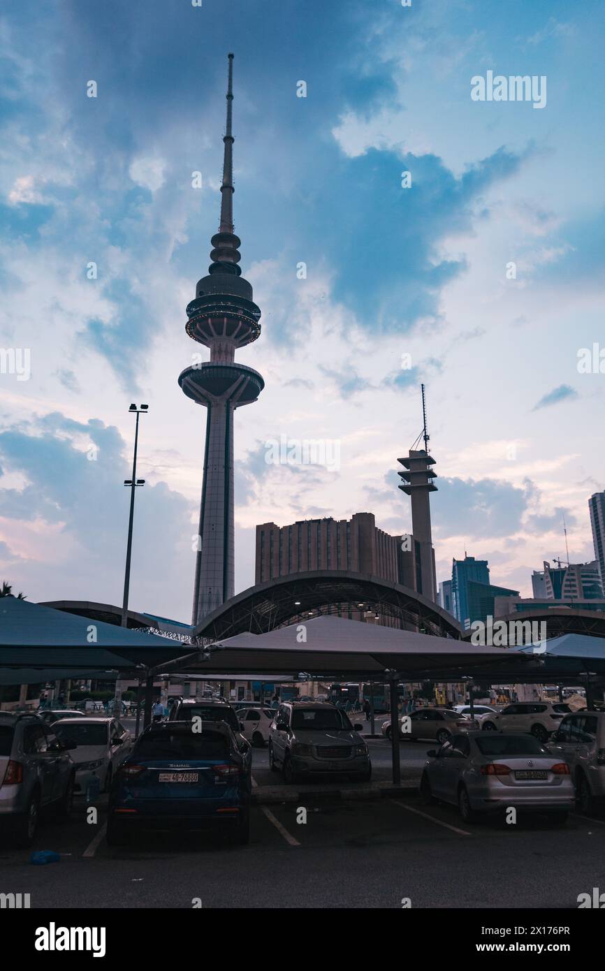 Liberation Tower, une tour de 1 220 pieds achevée en 1996 à Koweït City, Koweït. Construit pour les télécommunications, il abrite également plusieurs bureaux gouvernementaux Banque D'Images