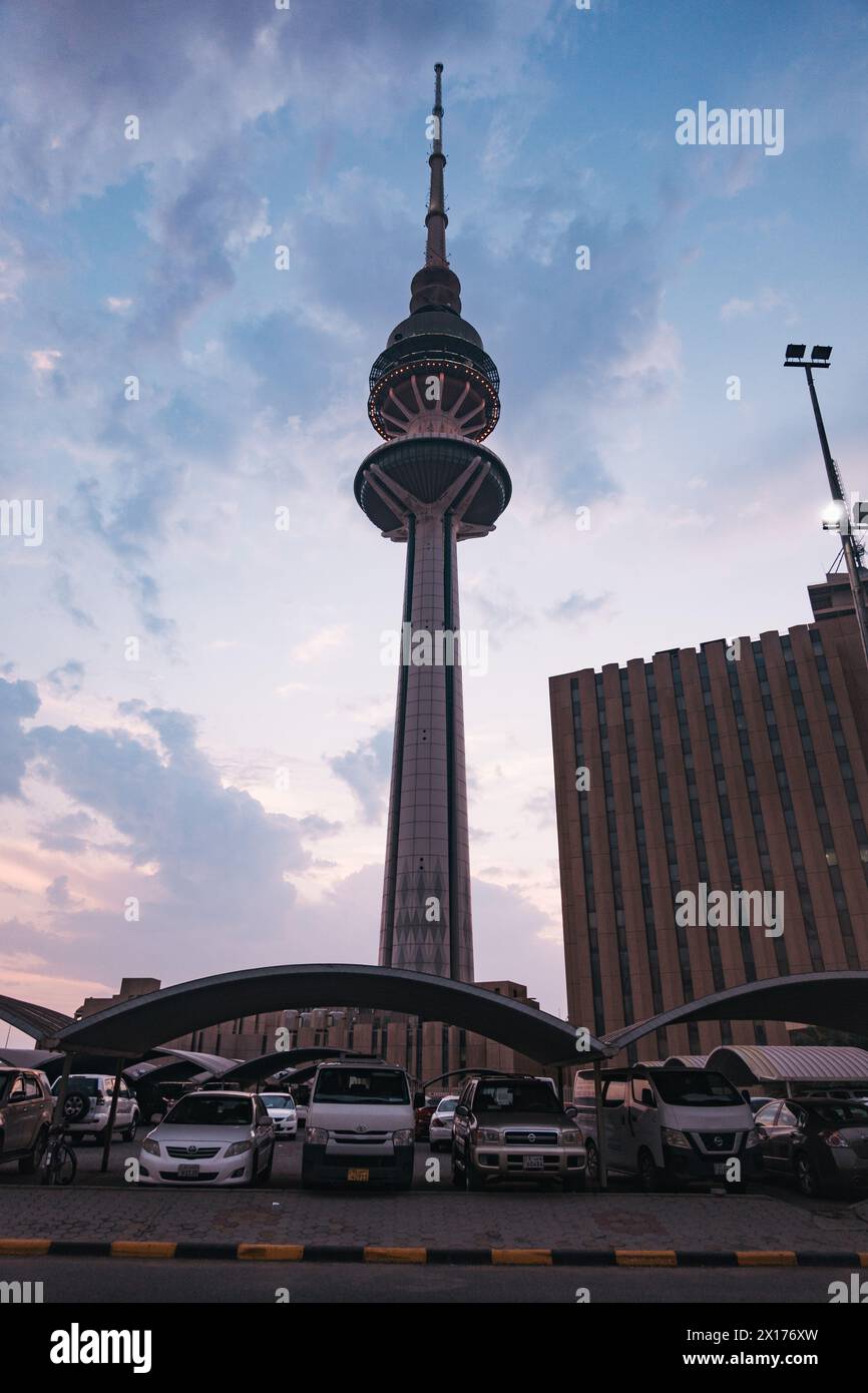 Liberation Tower, une tour de 1 220 pieds achevée en 1996 à Koweït City, Koweït. Construit pour les télécommunications, il abrite également plusieurs bureaux gouvernementaux Banque D'Images