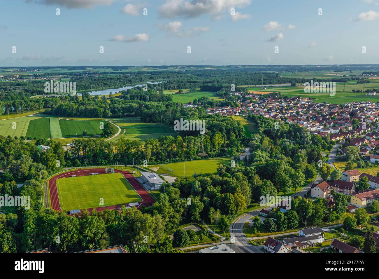 Die Stadt Plattling im Gäuboden in der niederbayerischen Region Donau-Wald im Luftbild Ausblick auf Plattling an der Isar in Niederbayern an einem son Banque D'Images