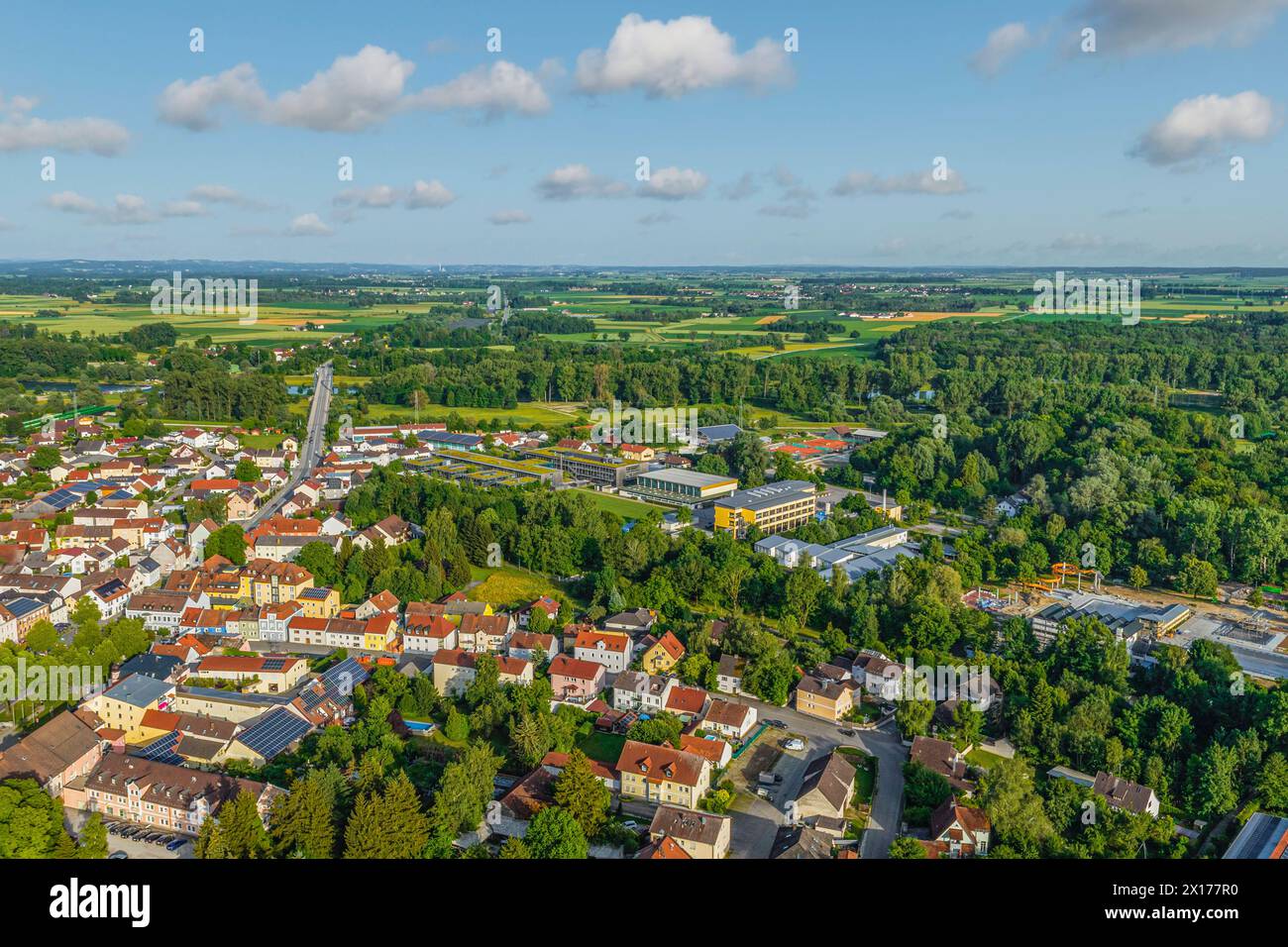 Die Stadt Plattling im Gäuboden in der niederbayerischen Region Donau-Wald im Luftbild Ausblick auf Plattling an der Isar in Niederbayern an einem son Banque D'Images