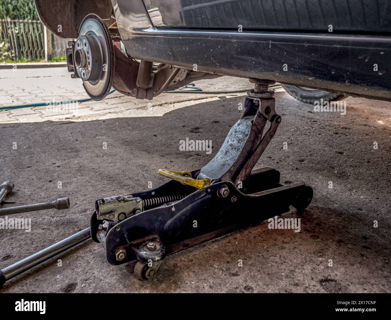 Véhicule de tourisme sur un pont élévateur avec pneu arrière déposé Banque D'Images