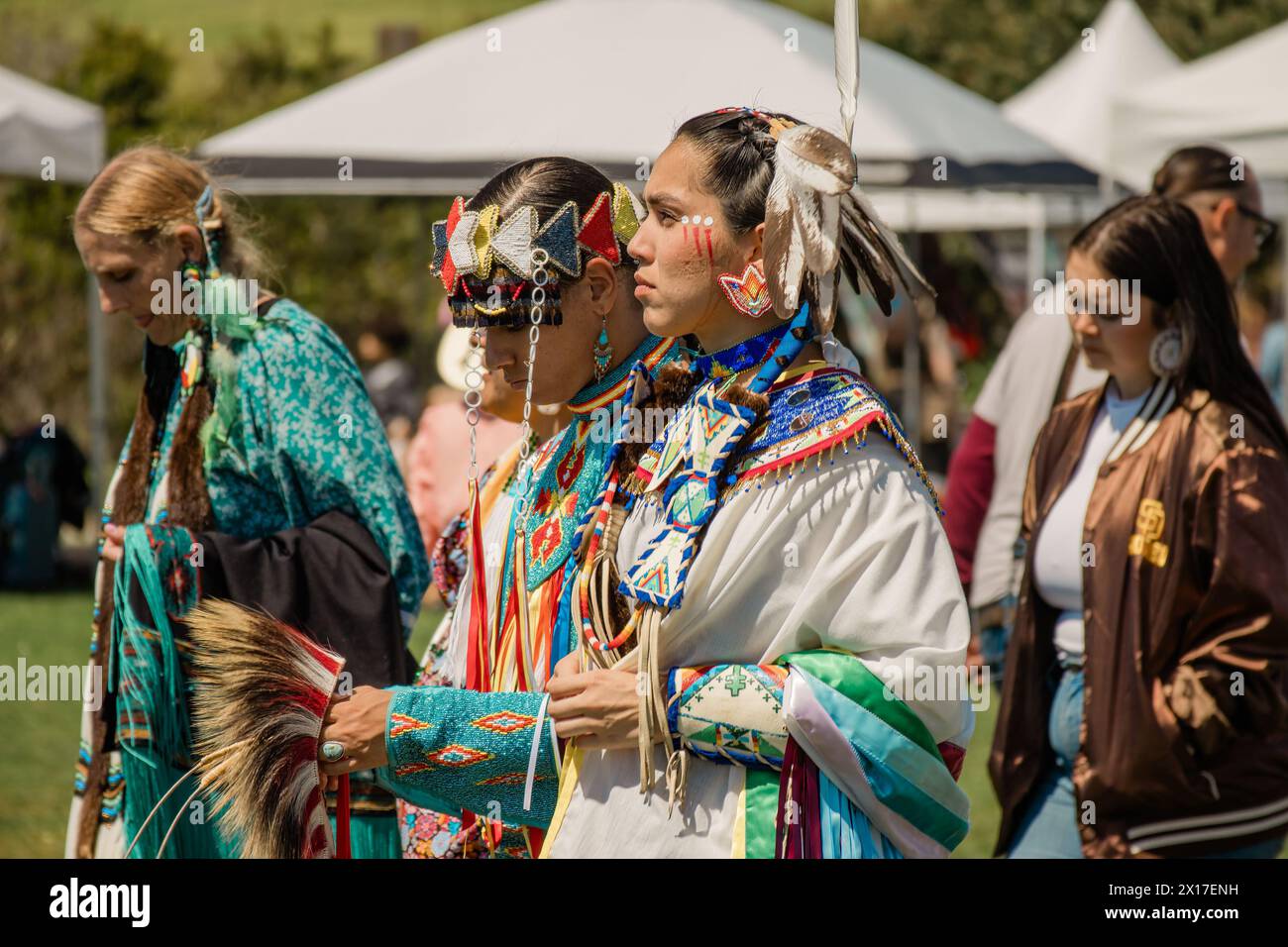 Malibu, Californie. 6 avril 2024. Chumash Day Pow Wow et rassemblement inter-tribal. Le parc Malibu Bluffs célèbre les 24 ans de l'accueil de l'Annu Banque D'Images