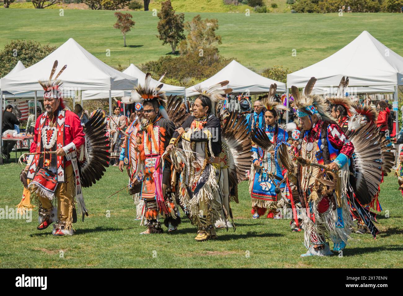 Malibu, Californie. 6 avril 2024. Chumash Day Pow Wow et rassemblement inter-tribal. Le parc Malibu Bluffs célèbre les 24 ans de l'accueil de l'Annu Banque D'Images