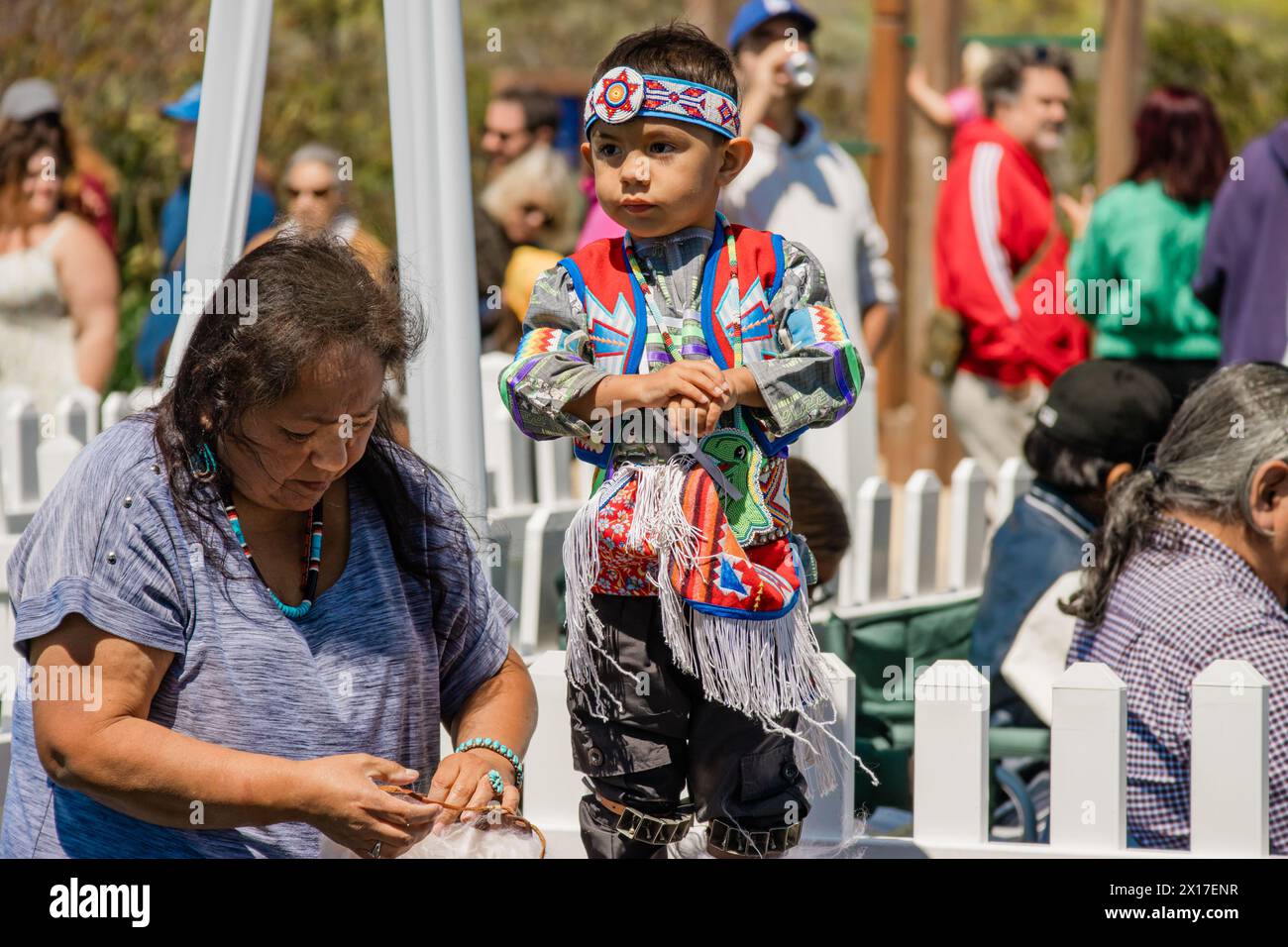 Malibu, Californie. 6 avril 2024. Chumash Day Pow Wow et rassemblement inter-tribal. Le parc Malibu Bluffs célèbre les 24 ans de l'accueil de l'Annu Banque D'Images