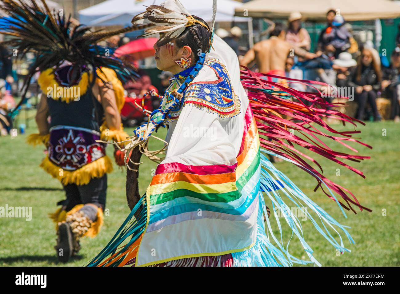 Malibu, Californie. 6 avril 2024. Chumash Day Pow Wow et rassemblement inter-tribal. Le parc Malibu Bluffs célèbre les 24 ans de l'accueil de l'Annu Banque D'Images