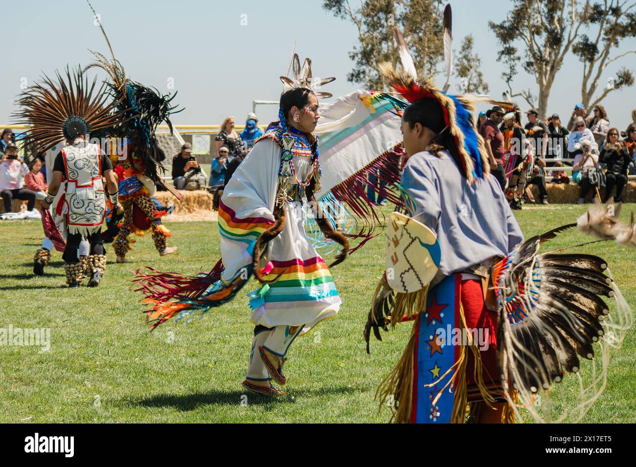 Malibu, Californie. 6 avril 2024. Chumash Day Pow Wow et rassemblement inter-tribal. Le parc Malibu Bluffs célèbre les 24 ans de l'accueil de l'Annu Banque D'Images