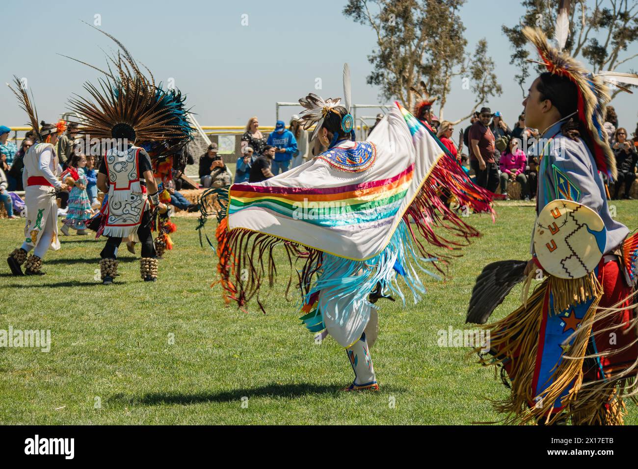 Malibu, Californie. 6 avril 2024. Chumash Day Pow Wow et rassemblement inter-tribal. Le parc Malibu Bluffs célèbre les 24 ans de l'accueil de l'Annu Banque D'Images