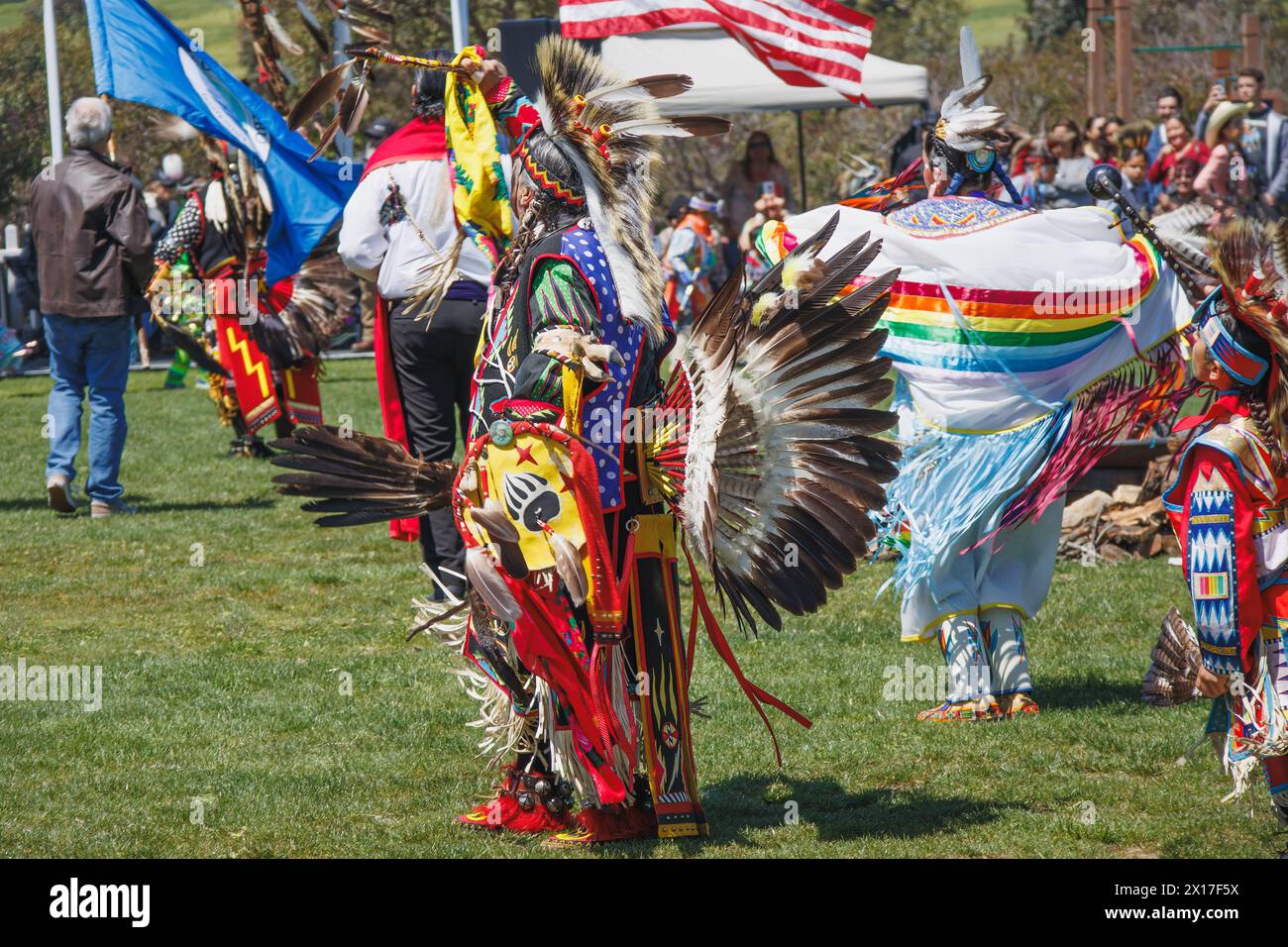 Malibu, Californie. 6 avril 2024. Chumash Day Pow Wow et rassemblement inter-tribal. Le parc Malibu Bluffs célèbre les 24 ans de l'accueil de l'Annu Banque D'Images