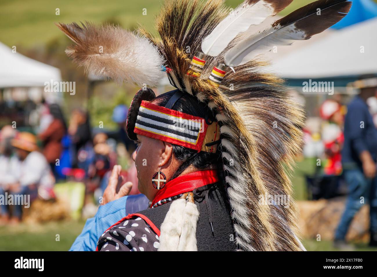 Malibu, Californie. 6 avril 2024. Chumash Day Pow Wow et rassemblement inter-tribal. Le parc Malibu Bluffs célèbre les 24 ans de l'accueil de l'Annu Banque D'Images