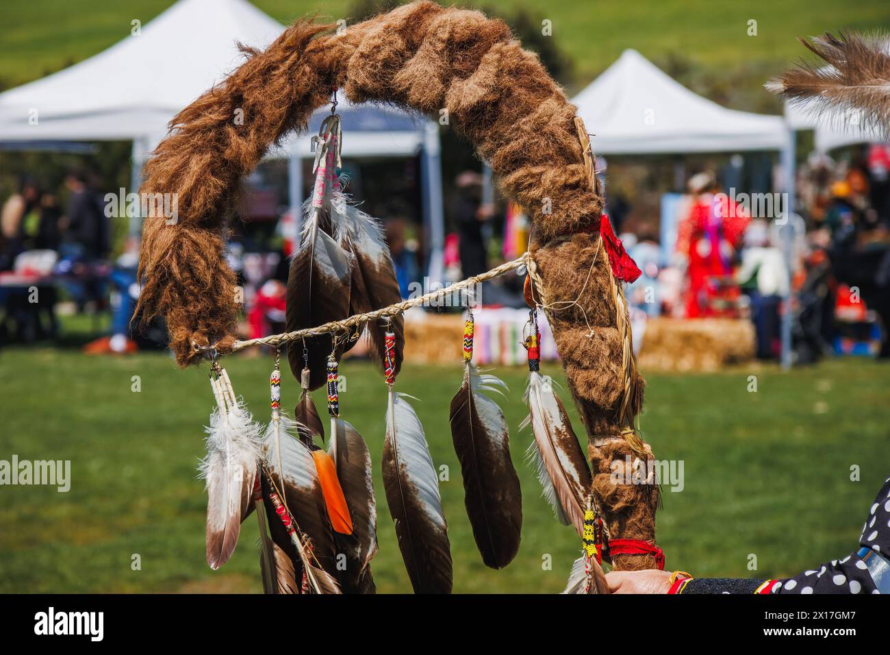 Malibu, Californie. 6 avril 2024. Chumash Day Pow Wow et rassemblement inter-tribal. Le parc Malibu Bluffs célèbre les 24 ans de l'accueil de l'Annu Banque D'Images