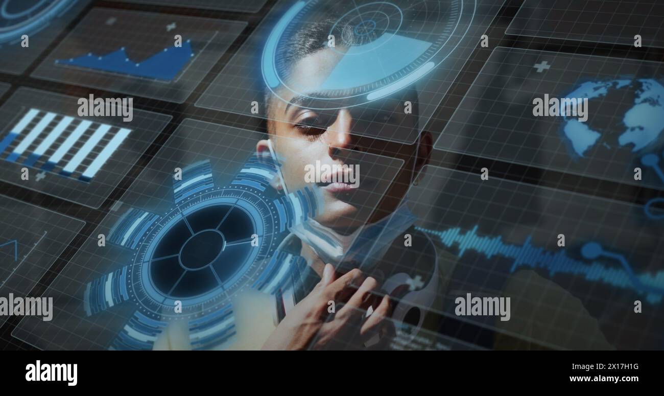 Image du balayage de l'oscilloscope et du traitement des données sur un homme biracial portant un masque facial Banque D'Images