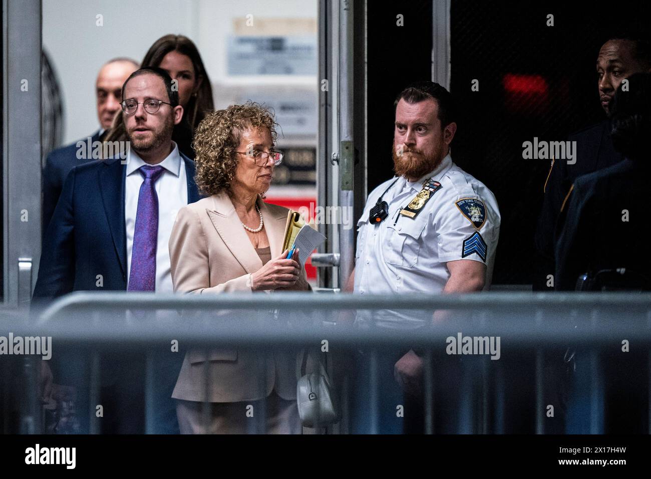 New York, États-Unis. 15 avril 2024. L’avocate Susan Necheles suit l’ancien président Donald Trump à son retour d’une pause le premier jour de son procès criminel à New York, le lundi 15 avril 2024. Trump, le premier ancien président à être jugé sur des accusations criminelles, est accusé de 34 chefs d’accusation de falsification de documents commerciaux pour prétendument couvrir des paiements d’argent caché à la star de cinéma pour adultes Stormy Daniels en 2016. Photo de piscine par Jabin Botsford/UPI crédit : UPI/Alamy Live News Banque D'Images