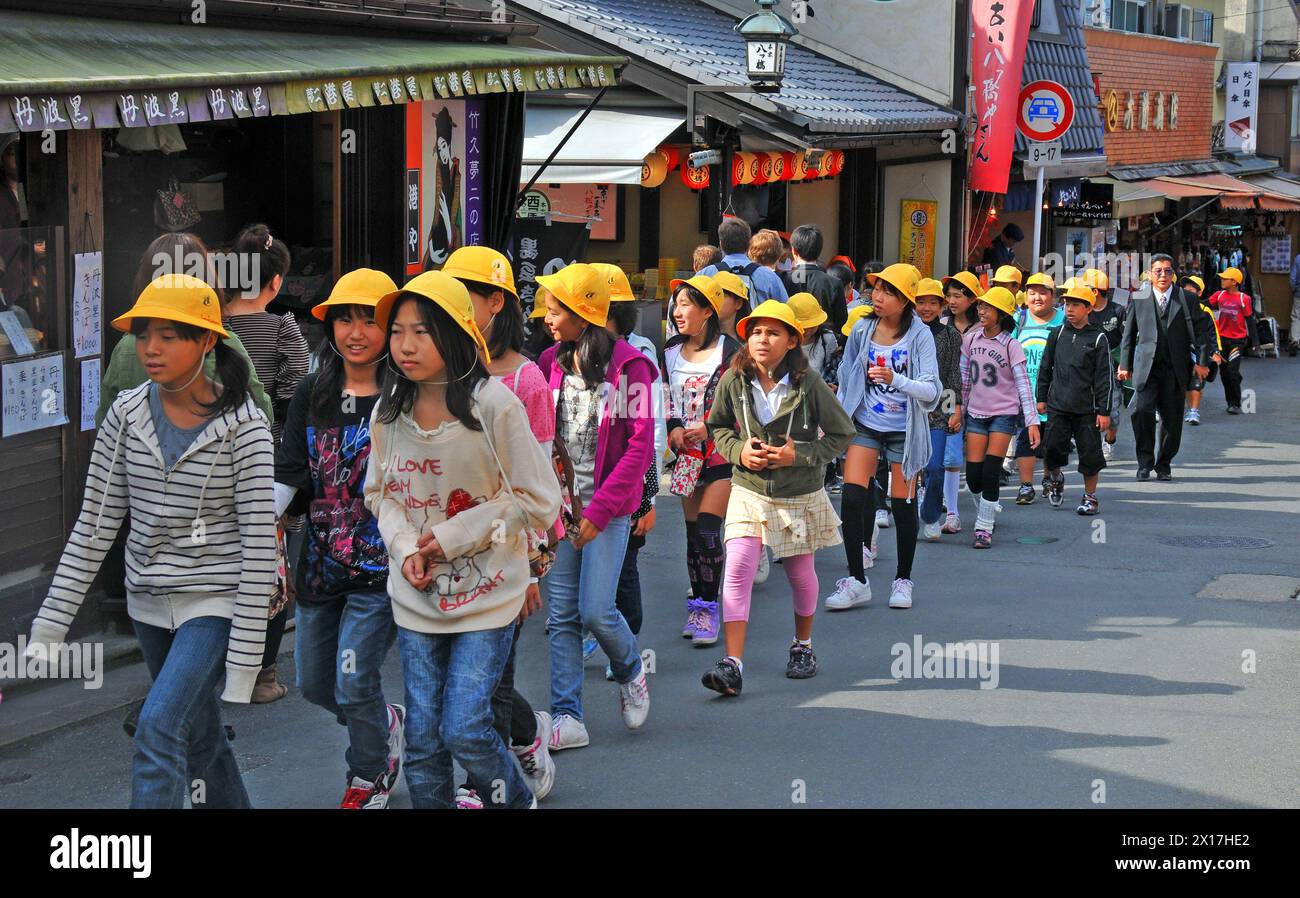 Des écolières marchant dans la rue, visitant la ville de Kyoto, Japon Banque D'Images