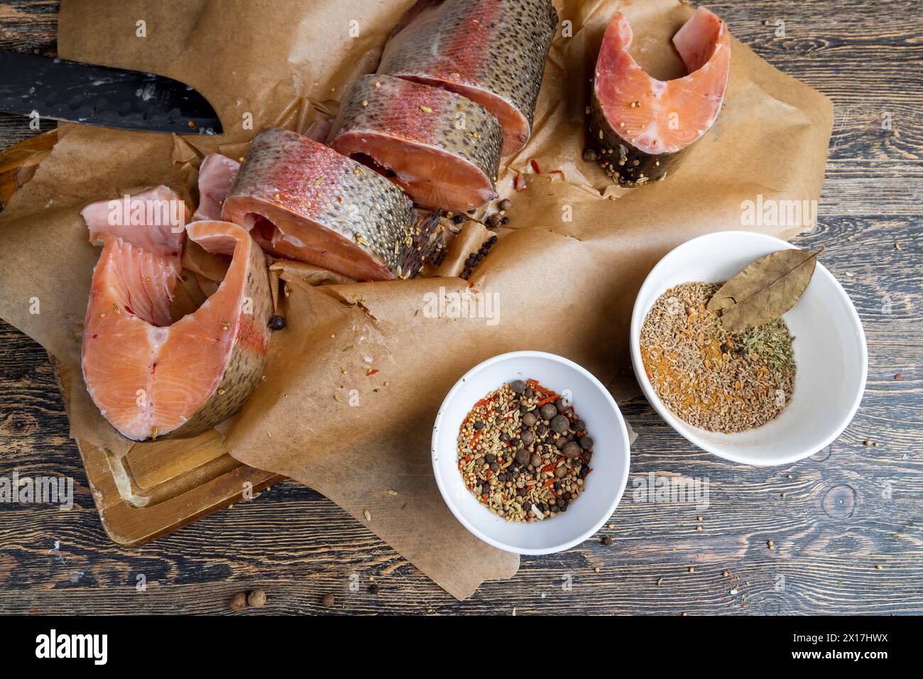 truite rouge crue fraîche marinée dans des épices, viande de poisson rouge fraîche tranchée dans des épices Banque D'Images