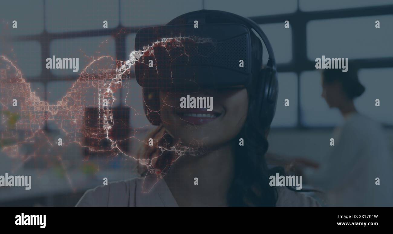 Image de rotation du cerveau humain et de traitement des données sur une femme d'affaires portant un casque vr. commerce, science, connexion, technologie et interfa numérique Banque D'Images